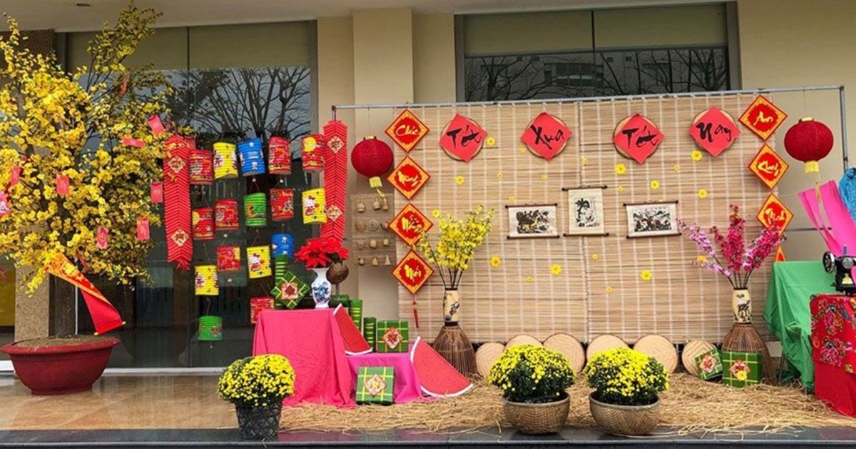 Trang trí Tết văn phòng công ty bằng cây mai, cây đào