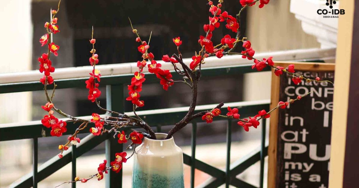 Treo bùa may mắn decor văn phòng ngày Tết