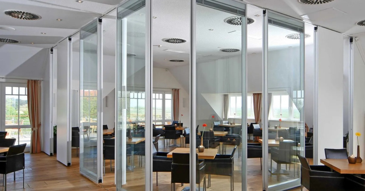 Nhiều vách kính tạo sự thông thoáng