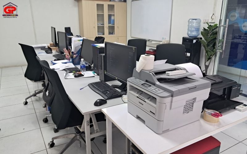 Đội ngũ thợ đang tháo dỡ vách thạch cao hoặc thiết bị điện tử (máy lạnh, máy tính) một cách cẩn thận.