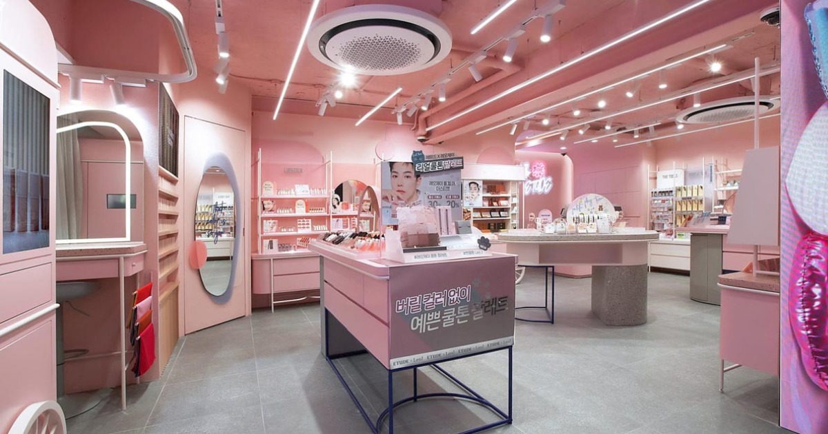 Thiết kế showroom mỹ phẩm với màu hồng pastel