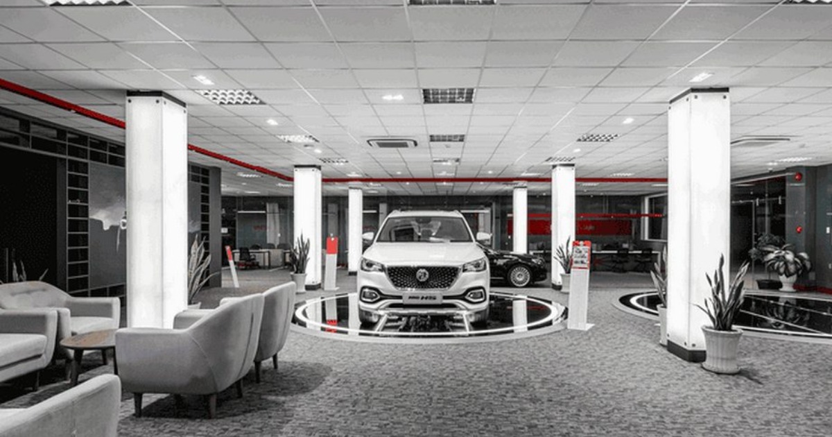 Showroom ô tô cao cấp với mặt tiền kính lớn, sàn đá marble