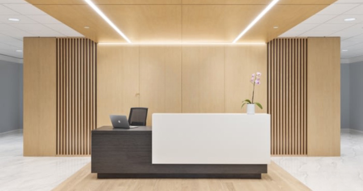 Quầy lễ tân gỗ trắng tinh tế, khu chờ ghế da đơn giản