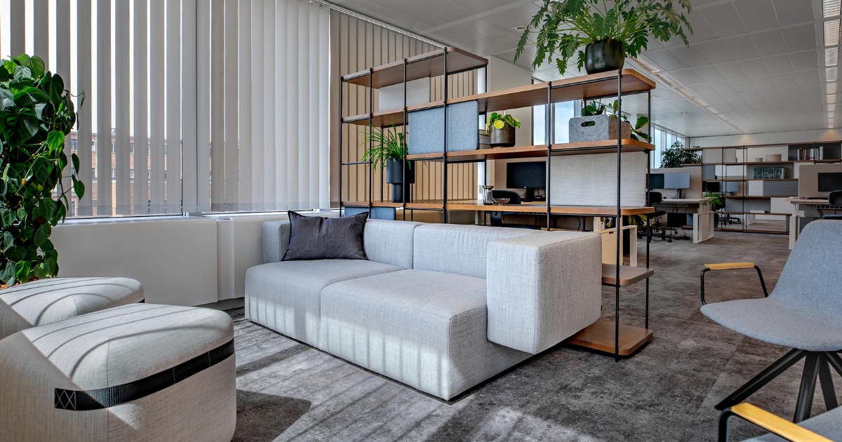 Không gian mở với khu chờ rộng rãi ghế sofa dài