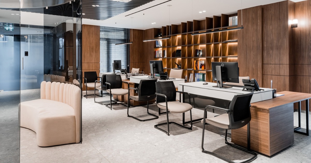 Khu vực công chứng viên có bàn lớn gỗ óc chó