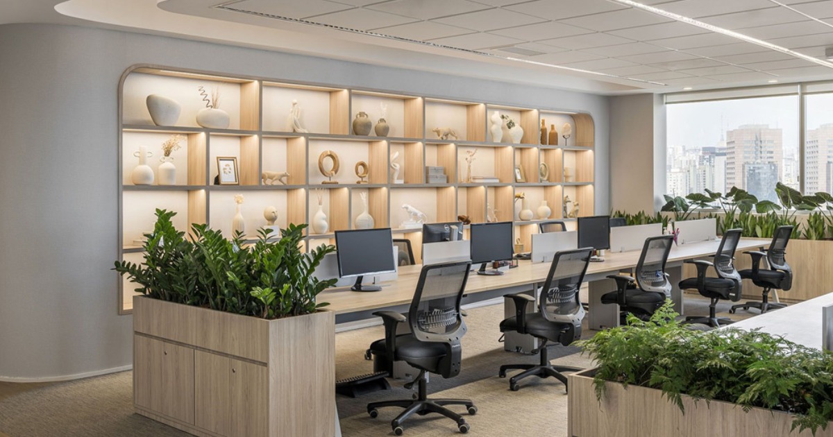 Nhiều cây xanh tường sống, ánh sáng tự nhiên tối đa nhờ kính lớn