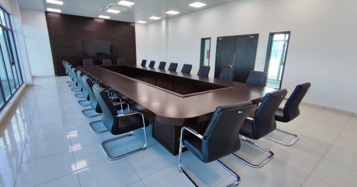 Không gian mở 70m² với bàn họp oval