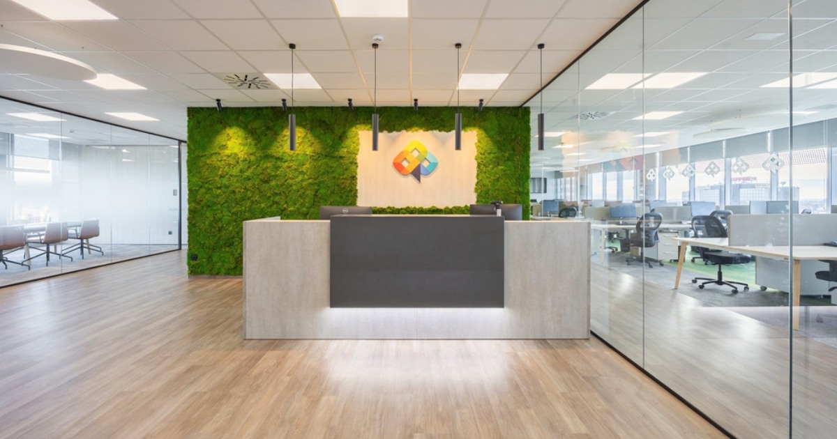 Văn phòng mở hiện đại sử dụng kính khung nhôm cao cấp