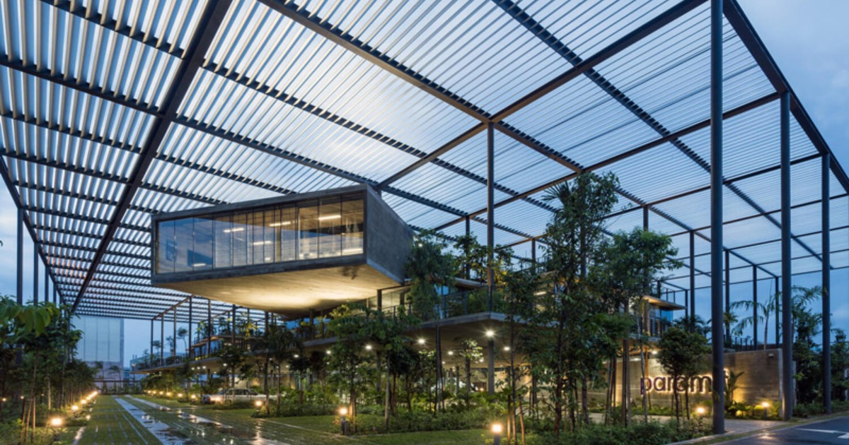 Văn phòng xanh với tường cây, mái thông sáng