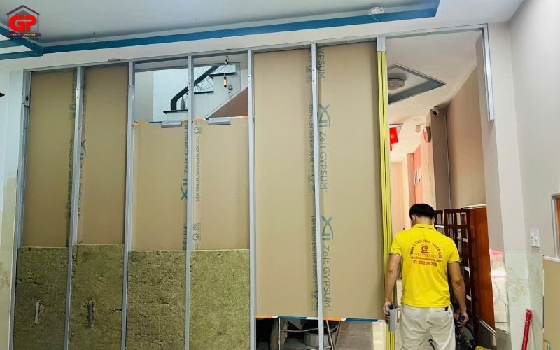Gia Phong thi công vách ngăn nhựa TP.HCM cho phòng họp văn phòng doanh nghiệp