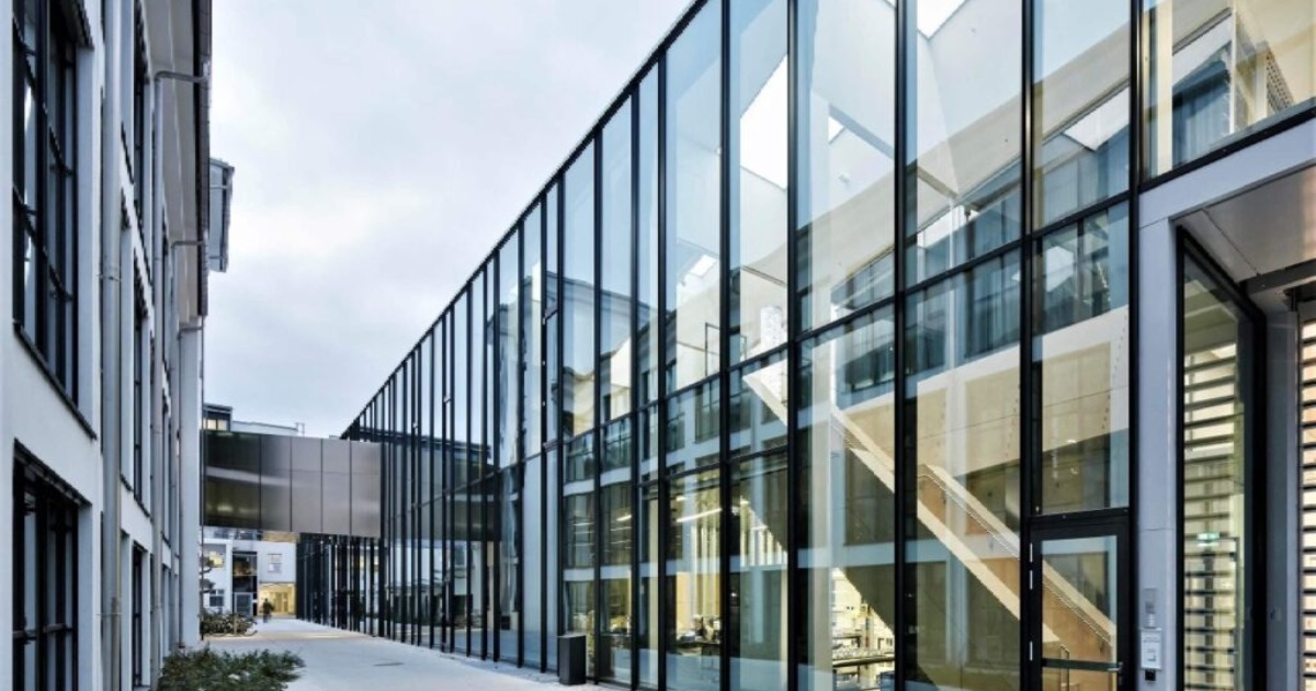 Vách kính là hệ thống tường ngăn được chế tạo hoàn toàn chủ yếu từ kính