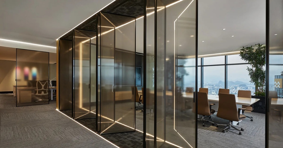 Vách kính văn phòng hay còn gọi là vách kính cường lực văn phòng