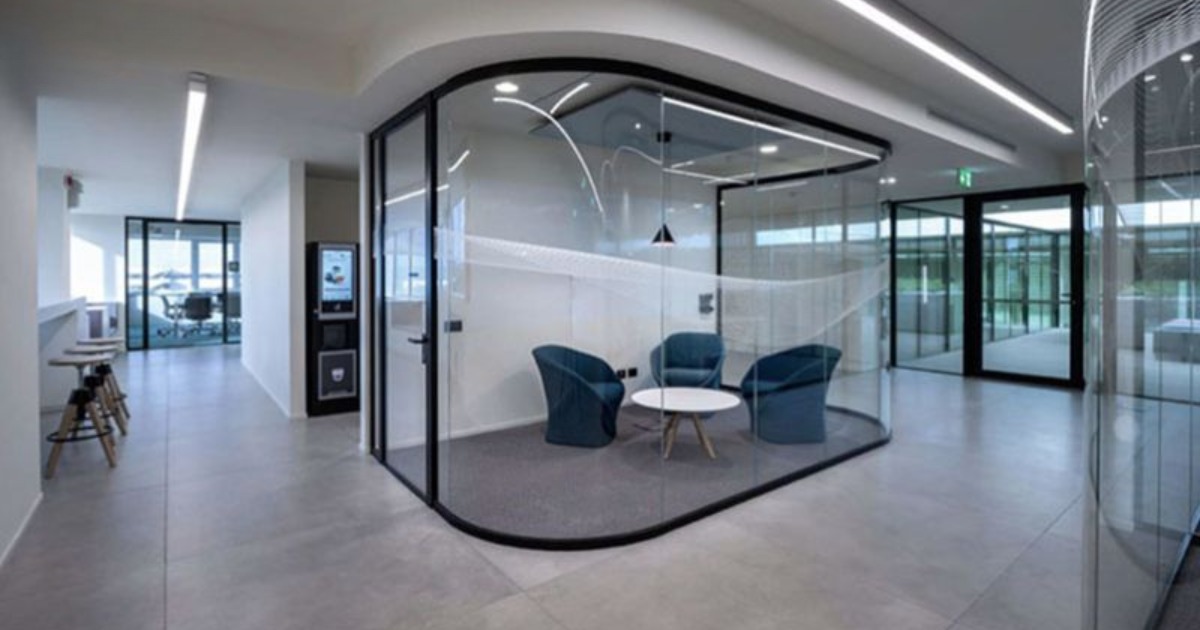 Mẫu thiết kế văn phòng công ty với cửa kính