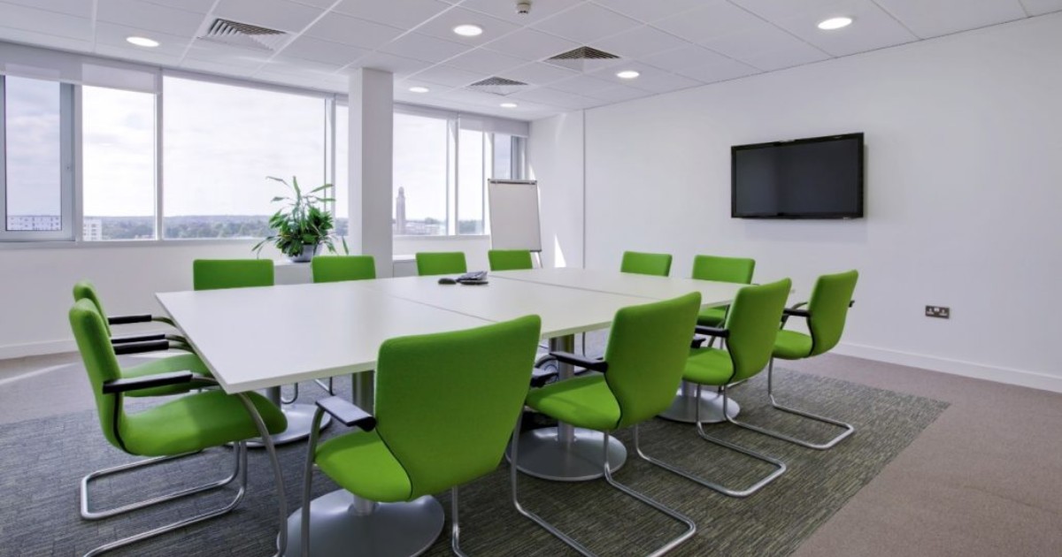 Mẫu 1: Trần phẳng trắng kết hợp đèn ray nam châm viền logo công ty