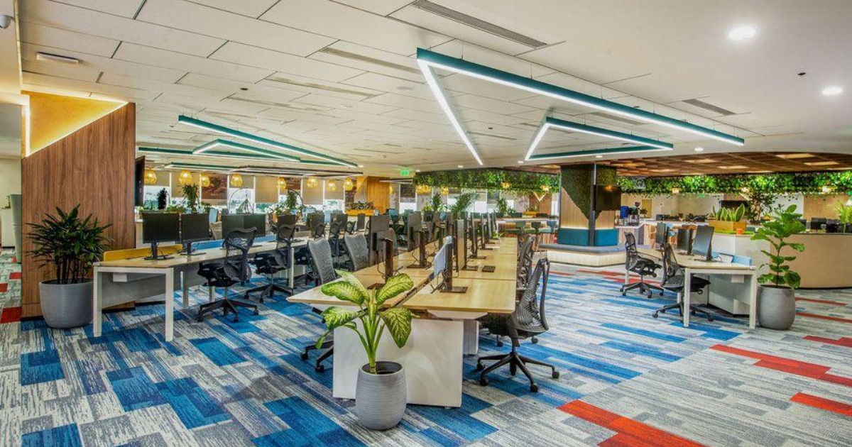 Mẫu thiết kế văn phòng xanh với thảm xanh rêu