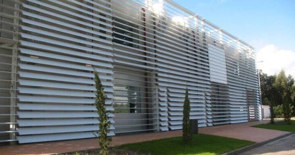 Mặt tiền lam nhôm đứng xoay theo góc nắng