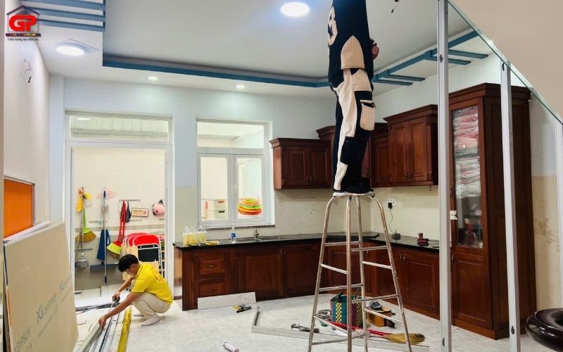 Đội ngũ Gia Phong trực tiếp thi công trần lam sóng TP.HCM đúng kỹ thuật