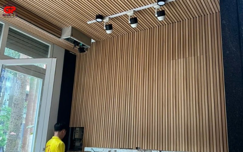 Bảng báo giá vách lam sóng TP.HCM trọn gói khung xương gia cố