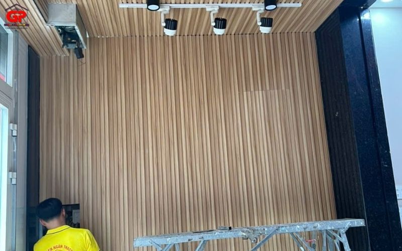 Đội ngũ Gia Phong thi công vách lam sóng TP.HCM bằng máy cân bằng laser