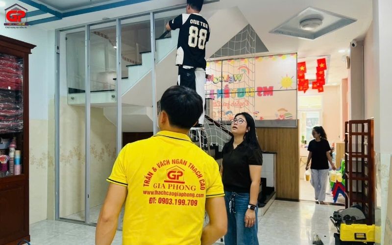 Đội ngũ Xây Dựng Gia Phong thi công vách ngăn kính TP.HCM cố định hệ khung