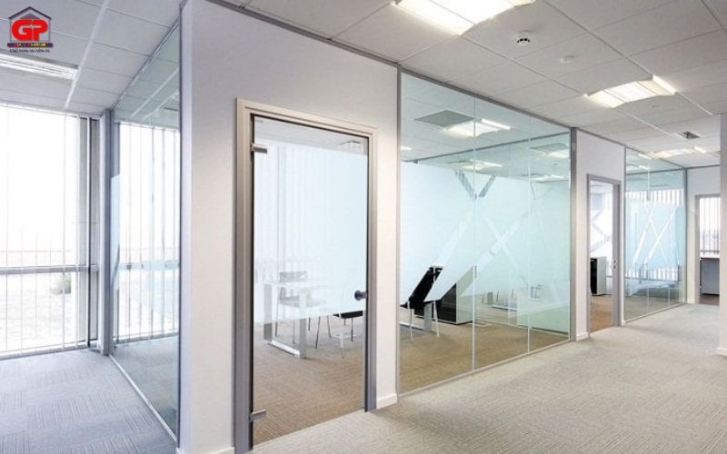 Ứng dụng vách ngăn kính TP.HCM tạo không gian mở tinh tế