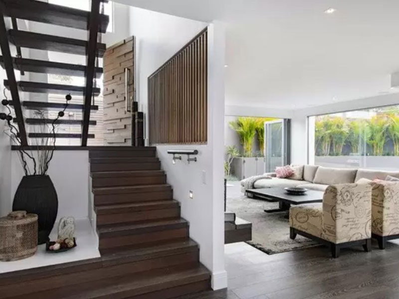 Mẫu vách ngăn cầu thang che cầu thang và phòng khách cực đẹp