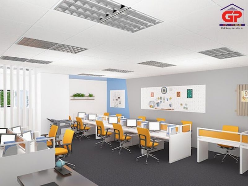 Thiết kế văn phòng 30m2 tập trung vào việc tối ưu hóa không gian nhỏ hẹp, phù hợp cho startup hoặc nhóm 4-8 người