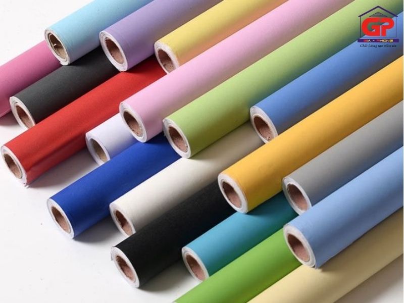 Decal dán tường văn phòng là loại sticker trang trí làm từ PVC hoặc PP có keo sẵn