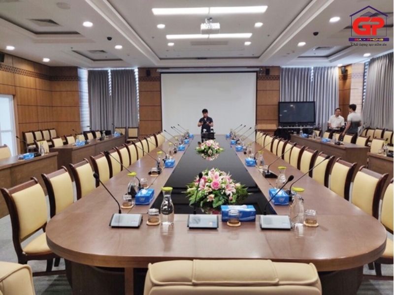 Mẫu hoa giả để bàn đẹp như hoa hồng giả mang vẻ trang trọng