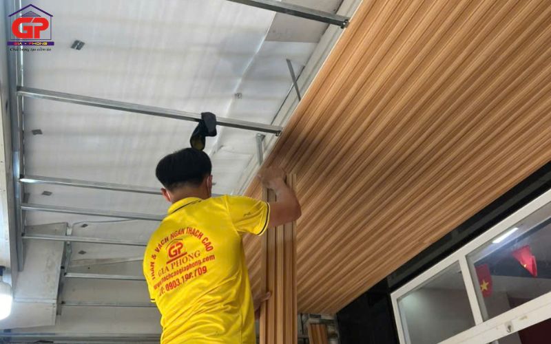 Những công việc cần chuẩn bị trước khi thi công trần lam sóng đúng chuẩn