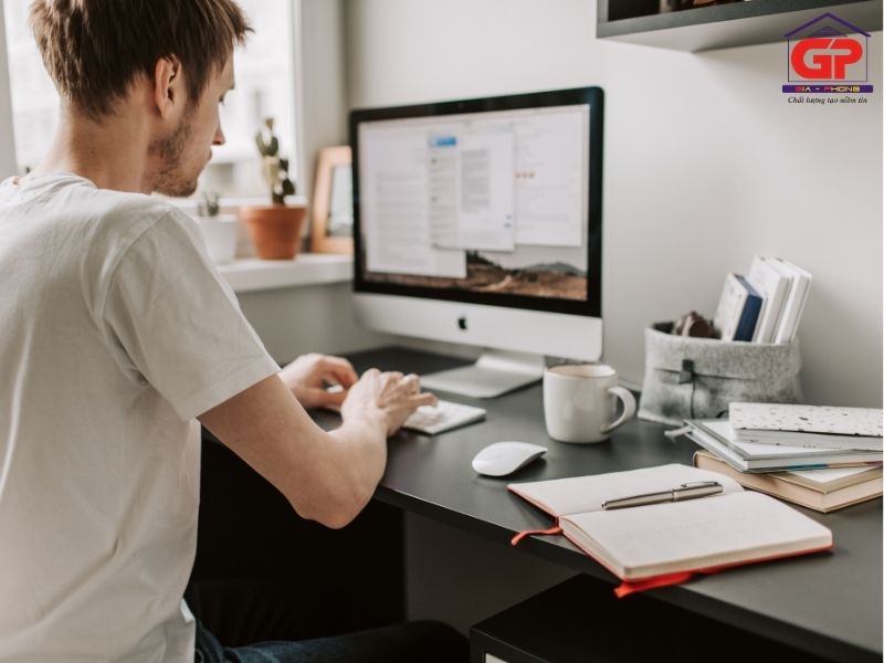 Văn phòng giúp doanh nghiệp vận hành ổn định và giảm sai sót bằng cách điều phối công việc giữa các phòng ban