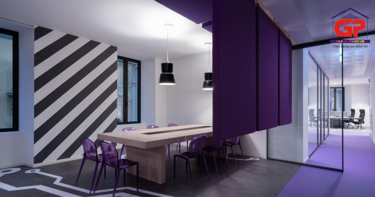 Mẫu decor văn phòng công ty thanh lịch, sang trọng với màu tím