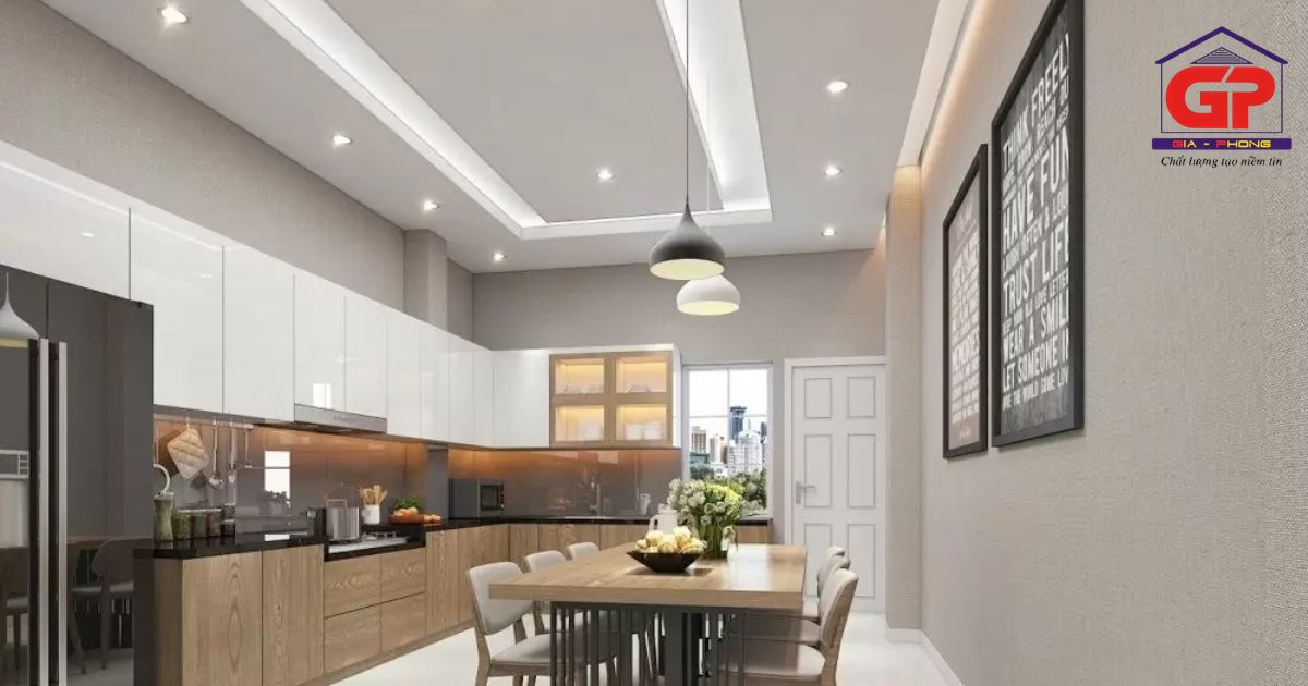 Phòng bếp sạch sẽ, dễ vệ sinh với mẫu trần thạch cao giật cấp tối giản