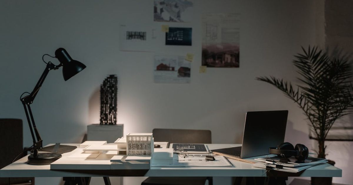 Tạo cảm hứng làm việc bằng cách decor bàn làm việc bằng tranh mini, postcard, vision board