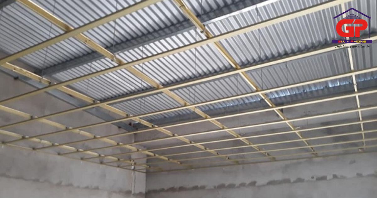 Trần thạch cao nhà mái tôn giúp cách âm, cách nhiệt hiệu quả