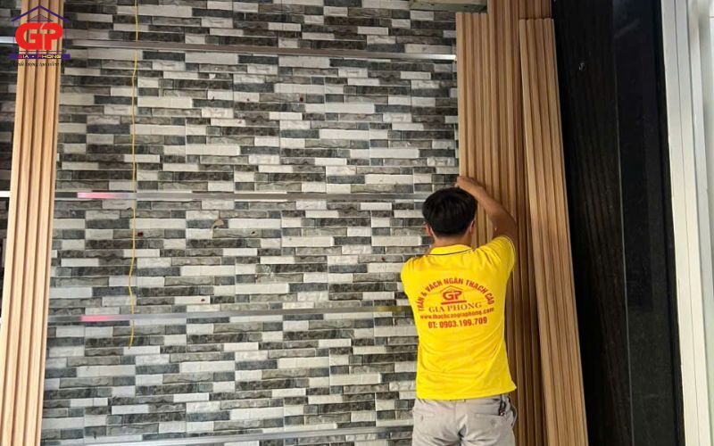 Vách trang trí kết hợp với lam sóng - Tạo chiều sâu và cảm giác mềm mại