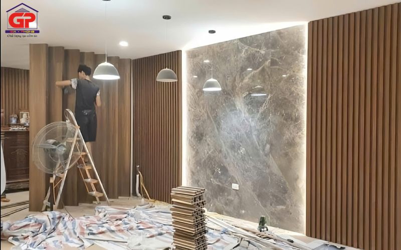 Vách trang trí là gì? Có ưu điểm gì nổi bật so với vách cây kín truyền thống?